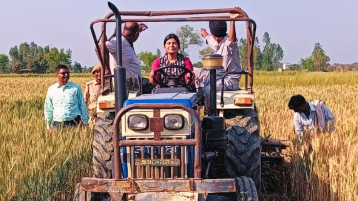 ट्रैक्टर चलाकर जुताई की और खुद ही हटा दिया अतिक्रमण, SDM दिशा श्रीवास्तव ने किया गजब का काम! SDM Disha Srivastava, Deoria SDM Disha Srivastava, Deoria SDM, IAS, SDM drove tractor, SDM, देवरिया एसडीएम, आईएएस, एसडीएम ने चलाया टैक्टर, एसडीएम