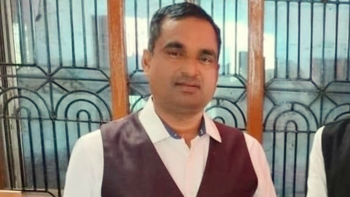 कौन है ये विनोद जो गाजीपुर जेल के अंदर से मोबाइल पर कर रहा था बात? जेलर राकेश, डिप्टी जेलर सुखवंती सस्पेंड हुए तो ये पता चला Ghazipur, Ghazipur News, Ghazipur Crime News, Ghazipur Police, Ghazipur Viral News, UP News, गाजीपुर, गाजीपुर न्यूज, गाजीपुर पुलिस, गाजीपुर वायरल न्यूज, यूपी न्यूज