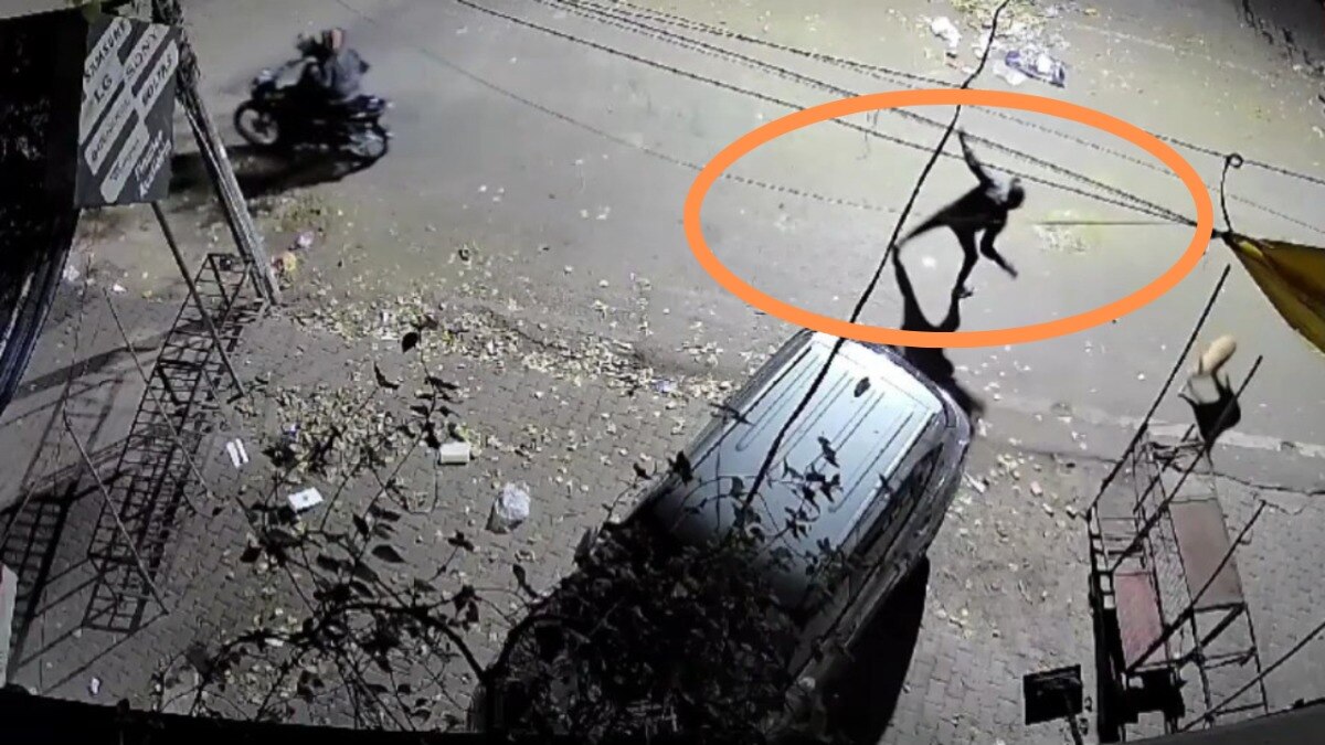 प्रयागराज में बदमाशों ने अशोक साहू के घर पर कर दी बमों की बरसात, धमाका इतना तेज था कि... Prayagraj News