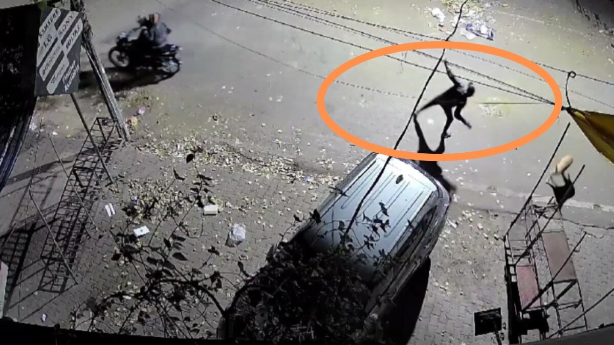 प्रयागराज में बदमाशों ने अशोक साहू के घर पर कर दी बमों की बरसात, धमाका इतना तेज था कि... Prayagraj News