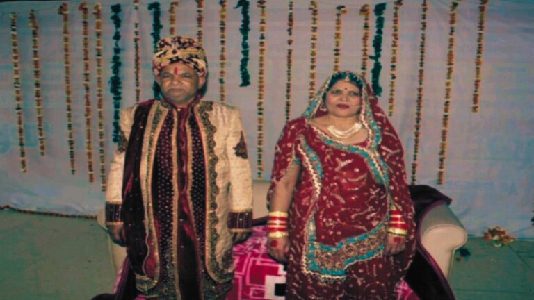 घोड़े पर सवार होकर शादी के लिए पहंचे 66 के मुन्नालाल, लाल रंग के लहंगे में थीं 57 साल की प्रमिला, ऐसे हुआ दोनों में प्यार Agra News