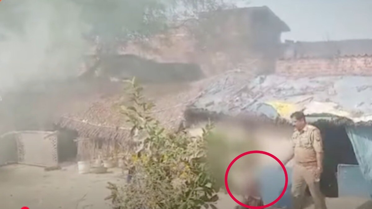 इन किताबों से मैं अपना महल बना लूंगी! झोपड़ी पर प्रशासन के बुलडोजर एक्शन के दौरान बच्ची ने जो काम किया, जान लाजिए Ambedkar Nagar, Ambedkar Nagar News, Ambedkar Nagar Viral Video, akhilesh yadav, akhilesh yadav NEWS, bulldozer action