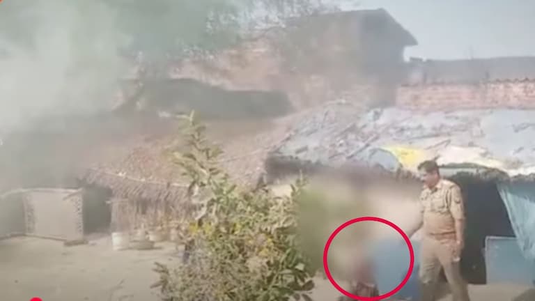 इन किताबों से मैं अपना महल बना लूंगी! झोपड़ी पर प्रशासन के बुलडोजर एक्शन के दौरान बच्ची ने जो काम किया, जान लाजिए Ambedkar Nagar, Ambedkar Nagar News, Ambedkar Nagar Viral Video, akhilesh yadav, akhilesh yadav NEWS, bulldozer action