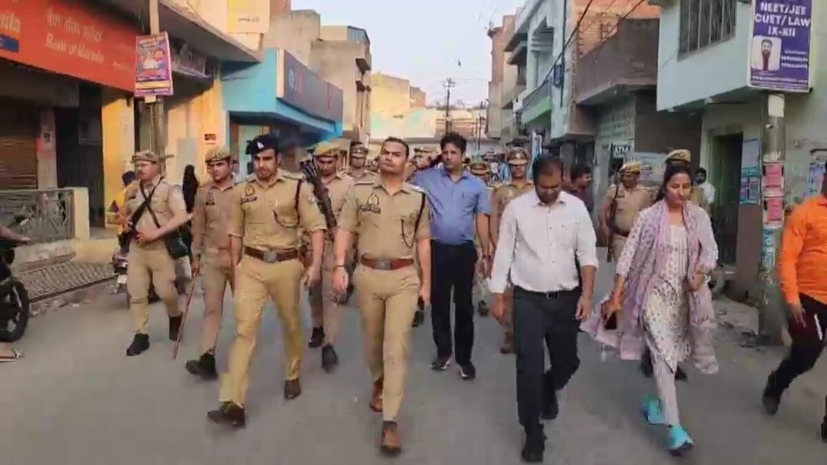 जामा मस्जिद सदर जफर अली की गिरफ्तारी के बाद कैसा है संभल का माहौल? अनुज चौधरी भारी फोर्स के साथ उतरे और… Sambhal, Sambhal News, Sambhal violence, UP News, UP Viral News, संभल, संभल न्यूज, यूपी न्यूज