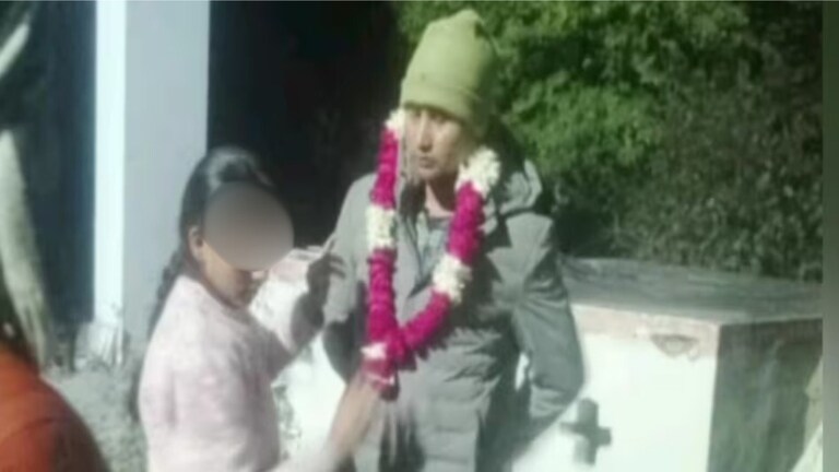 कानपुर में सिपाही अनुज ने अपनी पत्नी को सांप से कटवाया, वो मरी नहीं और अब पति का ही ये काला इतिहास सामने आया Kanpur News, Kanpur Crime News, Kanpur Police, Kanpur News, Kanpur Viral News, UP news, कानपुर, कानपुर न्यूज, कानपुर पुलिस, कानपुर क्राइम, यूपी न्यूज