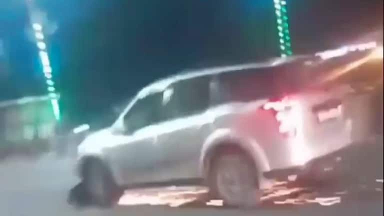 लखनऊ में स्कूटी सवार भाई-बहन को रौंदती गई बेकाबू कार, सड़क पर उठी चिंगारी, Video में देखें खौफनाक मंजर  Lucknow News