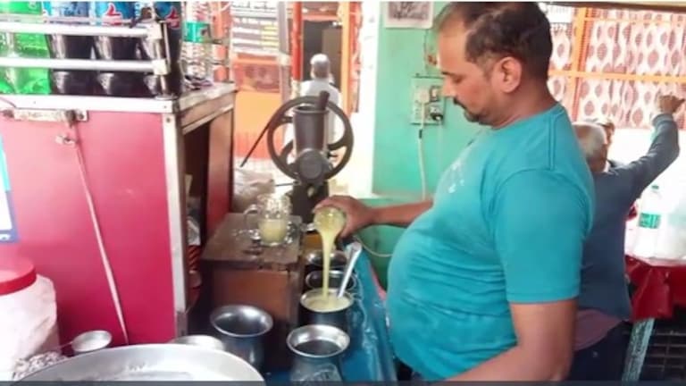 7 करोड़ 79 लाख जमा करो…अलीगढ़ के जूस विक्रेता मोहम्मद रहीस के घर पहुंचा इनकम टैक्स नोटिस, फिर ये हुआ Aligarh, Aligarh News, Aligarh Police, Aligarh Viral News, UP News, अलीगढ, यूपी न्यूज