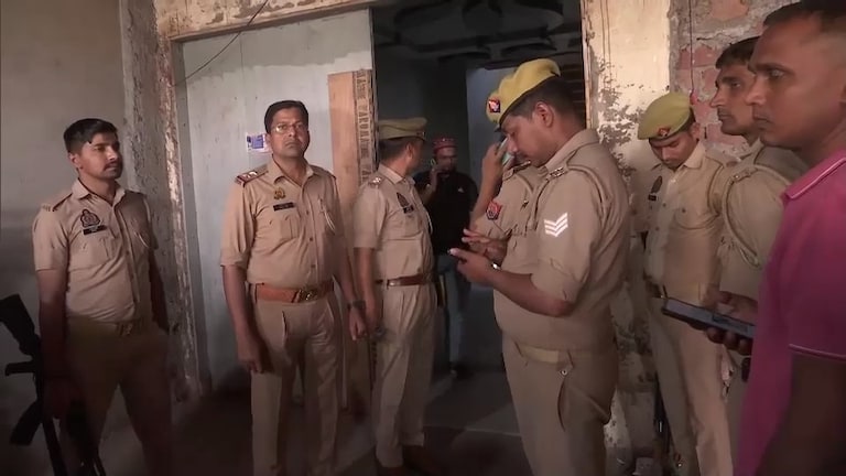 संभल सांसद जियाउर्रहमान बर्क के घर हाथ में ये क्या लेकर पहुंच गई पुलिस, कुछ बड़ा होने वाला है? Sambhal News