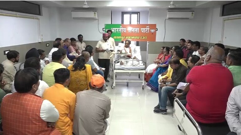 कानपुर जिला अध्यक्ष अनिल दीक्षित अस्पताल में भर्ती हुए तो वॉर्ड को ही बना लिया दफ्तर, बोर्ड लगा शुरू कर दी नेतागिरी Kanpur News, Kanpur News News, Kanpur Viral News, Kanpur BJP, UP News, कानपुर, कानपुर बीजेपी, यूपी न्यूज
