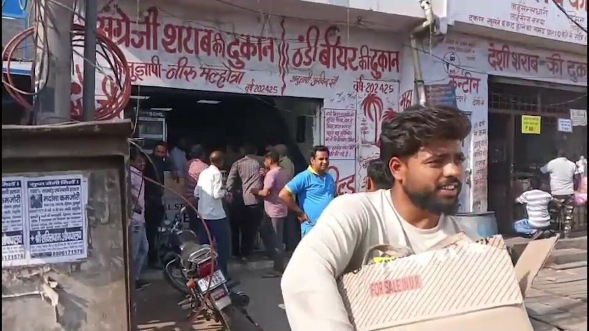 यूपी के इस शहर में एक पर एक बोतल फ्री मिलने लगी शराब, पेटी की पेटी खरीदने लगे लोग Hapur News