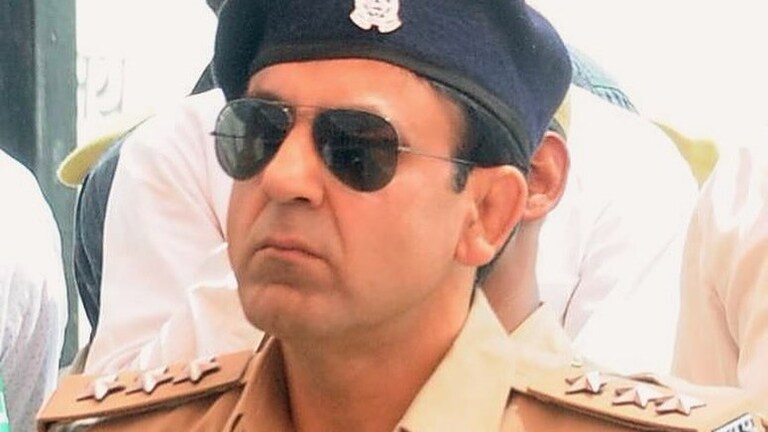 मंगलवार को संभल के नेजा मेला ग्राउंड पर भारी फोर्स के साथ क्या करने लगे CO अनुज चौधरी? वीडियो आया सामने CO Anuj Chaudhary