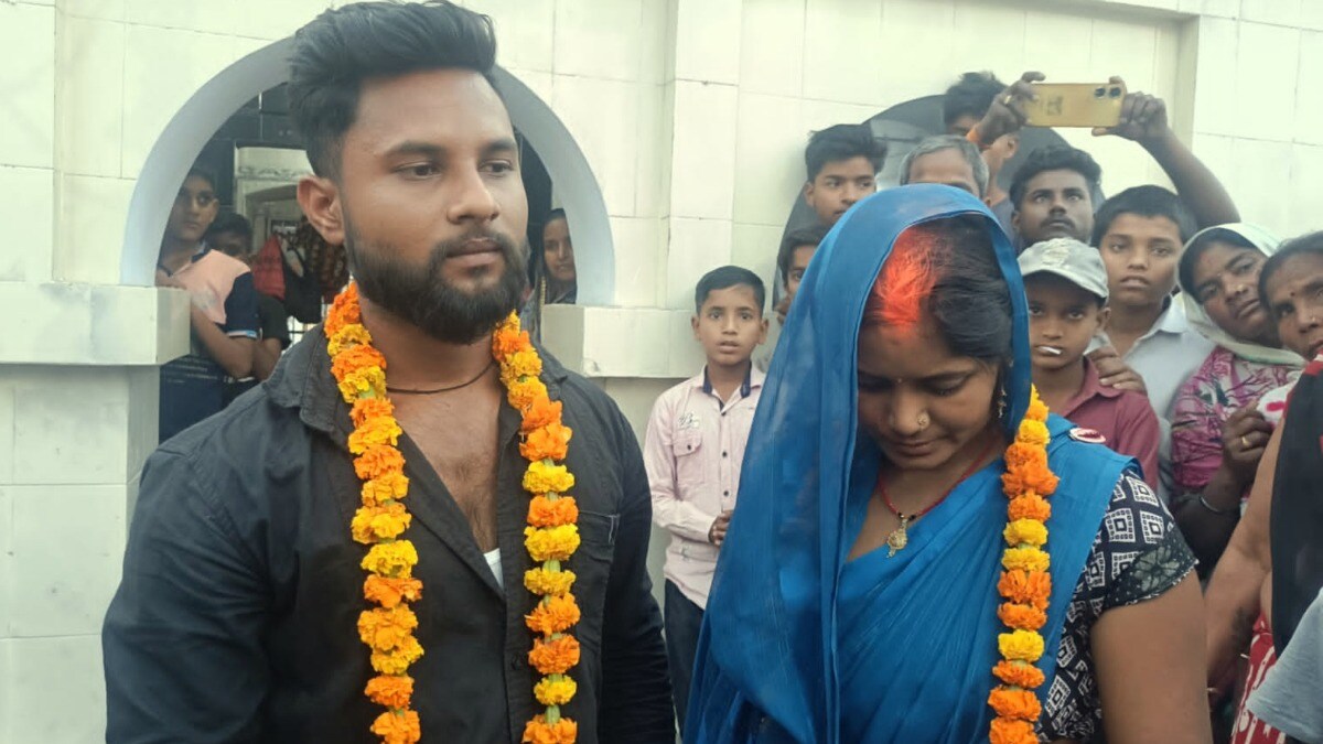 पति अपने दोनों बच्चों संग देखता रहा अपनी पत्नी राधिका की दूसरे युवक संग शादी, यूपी में गजब ही हो गया Sant Kabir Nagar, Sant Kabir Nagar News, Sant Kabir Nagar Viral News, UP Viral News, Shaadi, up viral, संत कबीर नगर, संत कबीर नगर न्यूज, यूपी न्यूज, यूपी वायरल न्यूज, शादी