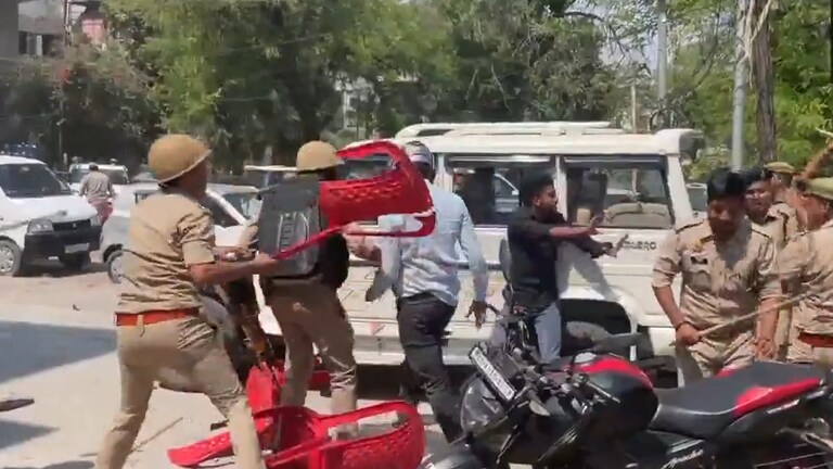 सपा के दलित सांसद रामजीलाल सुमन के घर चढ़े करणी सेना वालों ने पहले पीटा फिर आई पुलिस की बारी, आगे जो हुआ खुद देखिए Agra News