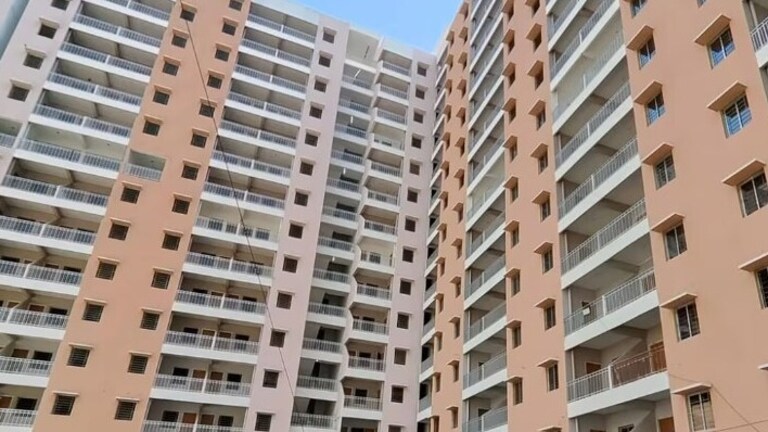 नोएडा-ग्रेटर Noida में फ्लैटों की रजिस्ट्री 20-30% हो सकती है महंगी, मेट्रो के पास है प्रॉपर्टी तो और देना होगा चार्ज Representative Image