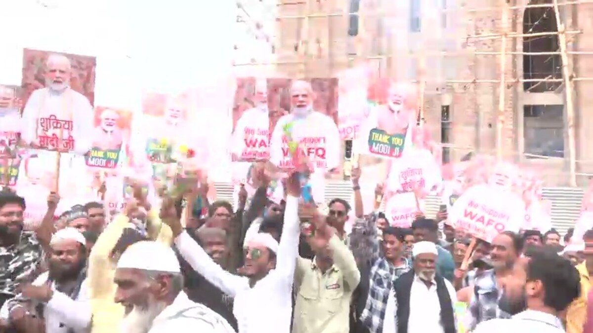 वक्फ बिल के समर्थन में नाचने लगे ये चाचा तो दूसरी तरफ लखनऊ में पुलिस अलर्ट पर, बंटे मुसलमान? Waqf Bill, Parliament Waqf Bill, Parliament Waqf Bill News, Waqf Amendment Bill in Parliament, Waqf Bill News, waqf bill, waqf bill 2025, up news, वक्फ बिल, वक्फ बिल 2025, यूपी न्यूज