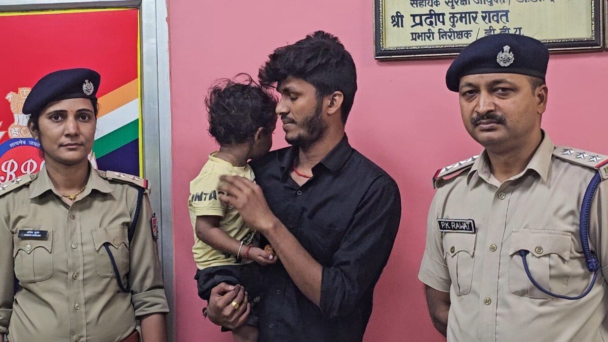 बिजनेस पार्टनर के डेढ़ साल के बेटे को अगवा कर अयोध्या से भागा प्रभात! 139 पर कंप्लेन होते ही DDU पर धराया Chandauli, Chandauli News, Chandauli Police, Chandauli Crime, Chandauli Crime News, UP News, चंदौली, यूपी न्यूज