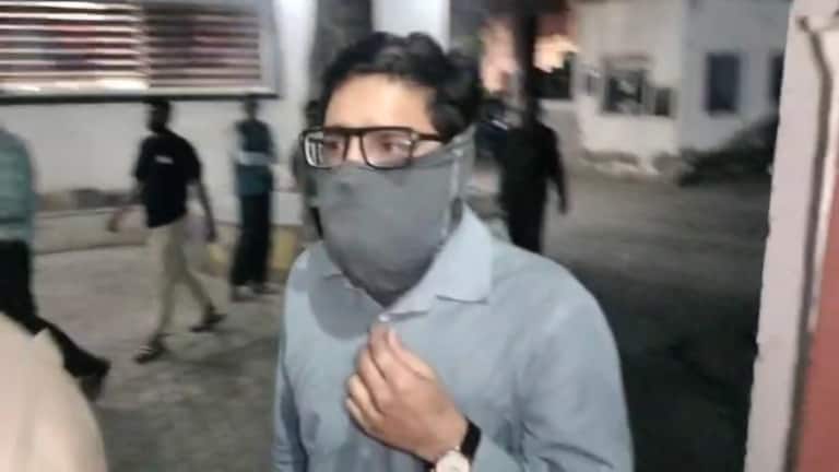 बांके बिहारी को दान में मिले पैसे को अंडरवियर में छिपा चुरा रहा था अभिनव सक्सेना, कौन है ये? Mathura, Mathura News, UP News, vrindavan, vrindavan news, banke bihari mandir vrindavan, up news,