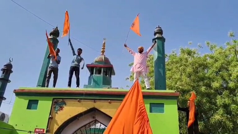प्रयागराज में गाजी मिया की दरगाह पर चढ़ भगवा झंडे लहराए गए, भीड़ लेकर जाने वाला मनेंद्र प्रताप सिंह कौन? Gazi Miyan Dargah Prayagraj