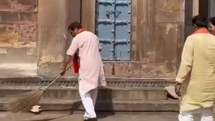 वाराणसी में BJP विधायक नीलकंठ तिवारी ने धरहरा मस्जिद में लगाई झाड़ू, क्या है इस Mosque का इतिहास? Neelkanth Tiwari