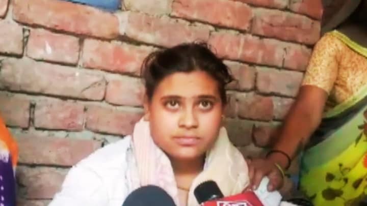 घर में 10 रुपये तक नहीं छोड़े…मां हुई होने वाले दामाद के साथ फरार तो बेटी हो गई भयंकर फायर और लिया बड़ा फैसला Aligarh, Aligarh News. Aligarh Viral News, UP News, UP Viral News, UP Viral Video, up tak, up viral, अलीगढ़, अलीगढ़ न्यूज, अलीगढ़ पुलिस, अलीगढ़ वायरल न्यूज, यूपी न्यूज, सास दामाद के साथ भागी, यूपी तक, यूपी वायरल