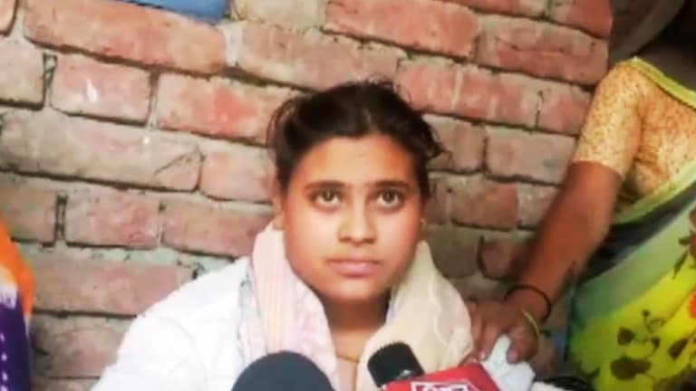 घर में 10 रुपये तक नहीं छोड़े…मां हुई होने वाले दामाद के साथ फरार तो बेटी हो गई भयंकर फायर और लिया बड़ा फैसला Aligarh, Aligarh News. Aligarh Viral News, UP News, UP Viral News, UP Viral Video, up tak, up viral, अलीगढ़, अलीगढ़ न्यूज, अलीगढ़ पुलिस, अलीगढ़ वायरल न्यूज, यूपी न्यूज, सास दामाद के साथ भागी, यूपी तक, यूपी वायरल