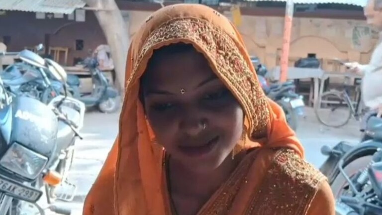 पति भंवर सिंह के सामने ही पत्नी वैष्णवी ने प्रेमी मनोज को पहनाई वरमाला और छुए पैर! फर्रुखाबाद की अजब कहानी Picture: Vaishnavi