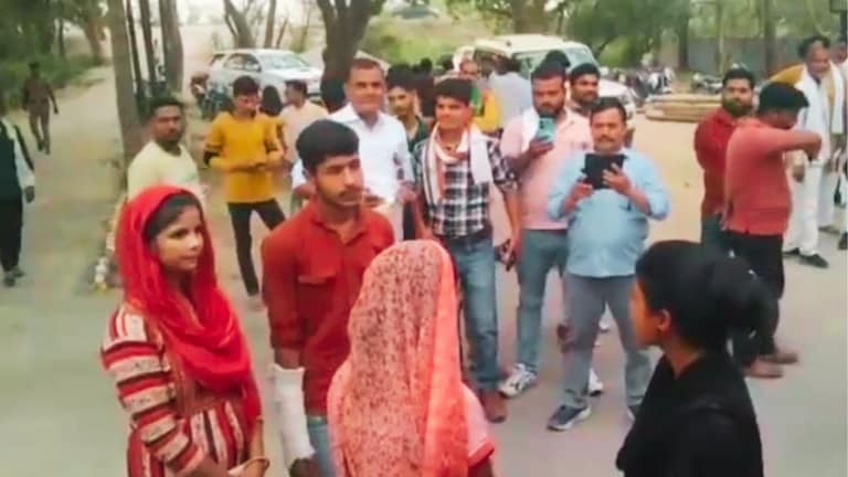 8 महीने से दिल्ली की सबीना फर्रुखाबाद के विजय के घर क्या कर रही थी? अब सुमन बनी मुस्लिम लड़की तो गजब बात पता चली Farrukhabad, Farrukhabad News, Farrukhabad Viral News, UP News, Farrukhabad Viral News, UP Viral News, Muslim girl accepted Hinduism, Sabina became Suman, Sabina Vijay love story, फर्रुखाबाद, फर्रुखाबाद न्यूज, यूपी न्यूज, यूपी तक, यूपी वायरल