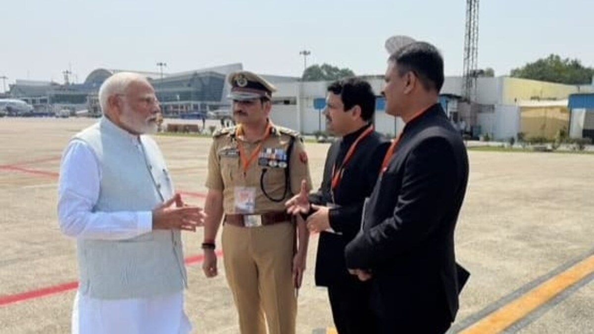 वाराणसी के बाबतपुर एयरपोर्ट पर ही अधिकारियों संग मीटिंग करने लगे PM मोदी और दे दिया ये बड़ा आदेश PM Modi With Officials of Varanasi