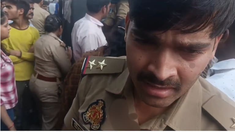 कानपुर के विजय तिवारी ने थाने में गर्लफ्रेंड के सामने दारोगा प्रियांशु को पीटा, फिर पुलिस ने उसके साथ क्या किया? Kanpur, Kanpur News, Kanpur Crime News, Kanpur Viral News, Kanpur Viral Video, Kanpur Police, up news, up viral news, up police, up viral, कानपुर, कानपुर न्यूज, कानपुर पुलिस, कानपुर वायरल न्यूज, कानपुर वायरल, यूपी न्यूज, यूपी वायरल न्यूज