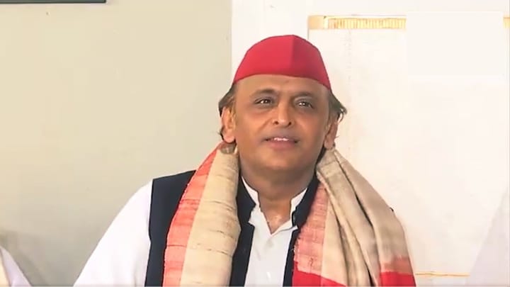 आगरा पहुंचे अखिलेश यादव और अपने दलित सांसद रामजीलाल सुमन को पास बैठा किया ये ऐलान UP Tak