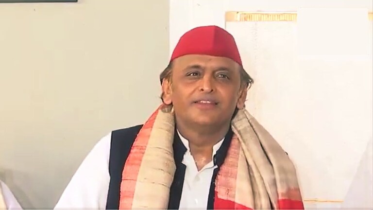 आगरा पहुंचे अखिलेश यादव और अपने दलित सांसद रामजीलाल सुमन को पास बैठा किया ये ऐलान UP Tak