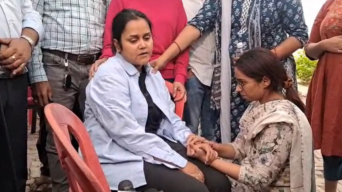 पति शुभम की बॉडी लेकर कानपुर लौटी पत्नी ऐशान्या दिखी बदहवास, आतंकियों ने क्या किया वीडियो में सब बताया Shubham wife Aashanya video statement
