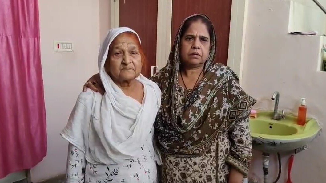 शहनाज शाहिद अपनी मां के साथ