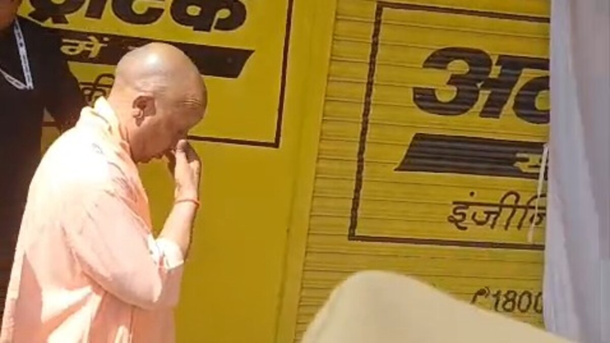 पहलगाम में मारे गए शुभम की पत्नी ऐशन्या, परिवार से मिलकर निकले योगी, कैमरे ने रोते हुए किया कैद! देखिए वीडियो CM Yogi Emotional Video