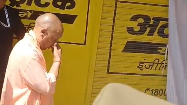 पहलगाम में मारे गए शुभम की पत्नी ऐशन्या, परिवार से मिलकर निकले योगी, कैमरे ने रोते हुए किया कैद! देखिए वीडियो CM Yogi Emotional Video