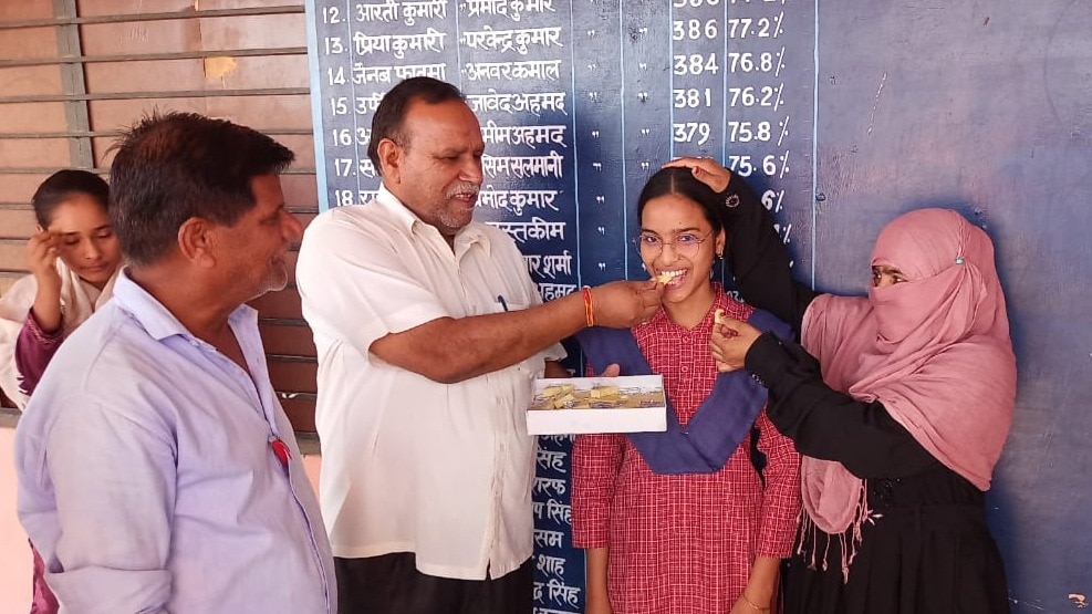 तस्वीर में जुल्फनाज अपने माता-पिता के साथ.