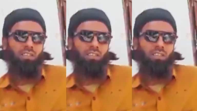 पहलगाम आतंकी घटना को लेकर हाथरस स्थित मंदिर में बेल्डिंग का काम कर रहे मुस्लिम कारीगर शाहिद को निकाला, आगे क्या हुआ? Hathras, Hathras News, Hathras Police, Hathras Viral Video, Hathras Viral, UP News, UP Viral News, हाथरस, हाथरस न्यूज, हाथरस वीडियो, यूपी न्यूज, यूपी वायरल न्यूज, यूपी वायरल वीडियो