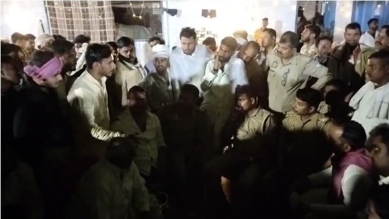 चंदौली में टेंपो लेकर मंडप में बैठे बारातियों पर क्यों चढ़ गया धर्मेंद्र यादव? वजह चौंका देगी Chandauli, Chandauli News, Chandauli Viral News, Chandauli Police, UP News, UP Vial News, चंदौली, चंदौली न्यूज, चंदौली वीडियो, यूपी न्यूज, यूपी वायरल वीडियो