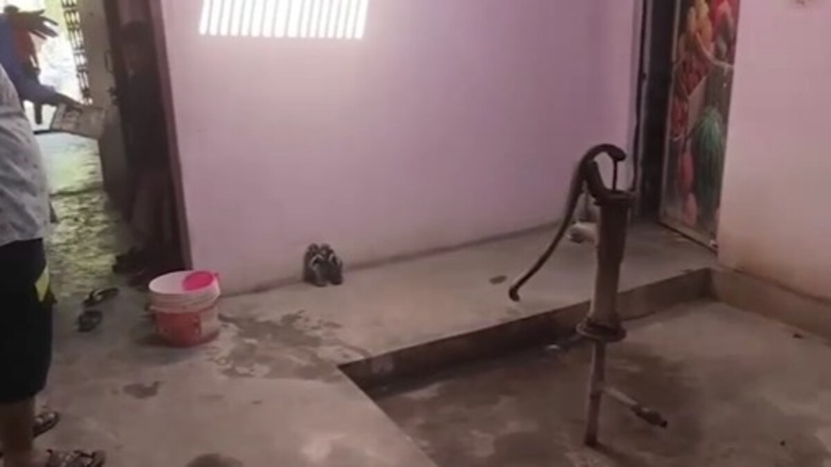 जहां पड़ोसी की बेटियां-महिलायें नहाती थीं प्राइमरी टीचर अली आजम ने वहीं लगाया था कैमरा! सब कुछ करता था रिकॉर्ड Basti, Basti News, Basti viral news, Basti teacher arrested, Basti teacher installing a camera in women washroom, यूपी, यूपी न्यूज, बस्ती, बस्ती न्यूज, बस्ती पुुलिस, यूपी न्यूज