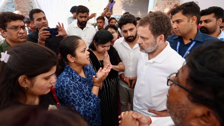 पहलगाम में मारे गए शुभम द्विवेदी के पिता राहुल गांधी से बोले- अगर आपकी दादी जिंदा होती तो ये नहीं होता Rahul Gandhi with Shubham's family.