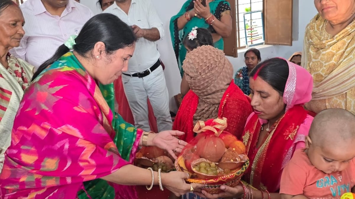 लखीमपुर खीरी में महिलाओं की आवाज बनीं आयोग सदस्य सुजीता कुमारी, जनसुनवाई में 25 मामलों का निपटारा UP Tak