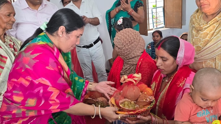 लखीमपुर खीरी में महिलाओं की आवाज बनीं आयोग सदस्य सुजीता कुमारी, जनसुनवाई में 25 मामलों का निपटारा UP Tak