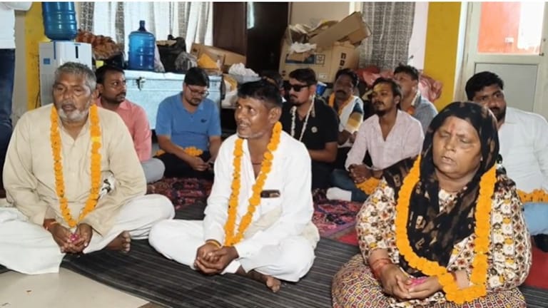 वृंदावन का जाकिर बन गया जगदीश, इस मुस्लिम परिवार के 8 लोग बन गए गुर्जर हिंदू! पर असली कहानी तो ये है Mathura, Vrindavan, Mathura News, Vrindavan News, UP News, UP Viral news, up viral, मथुरा, वृंदावन, घर वापसी, यूपी न्यूज, यूपी वायरल न्यूज