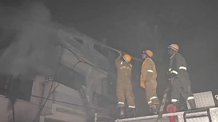 5 मंजिला इमारत में लगी आग की चपेट में 5 सदस्यों का परिवार खत्म, 8 घंटे तक कानपुर में चला रेस्क्यू ऑपरेशन, हुआ क्या? Kanpur Fire Incident, Kanpur Fire Accident, Fire Breaks Out at 5 storey building in Kanpur, Fire Accident in Kanpur, Kanpur Fire News, SDRF Rescue Operation, 5 People Died in Kanpur Fire Accident, Kanpur Crime News, Kanpur News