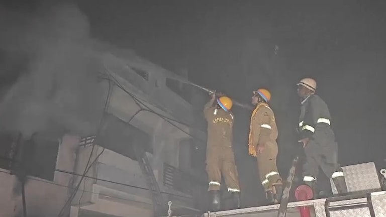 5 मंजिला इमारत में लगी आग की चपेट में 5 सदस्यों का परिवार खत्म, 8 घंटे तक कानपुर में चला रेस्क्यू ऑपरेशन, हुआ क्या? Kanpur Fire Incident, Kanpur Fire Accident, Fire Breaks Out at 5 storey building in Kanpur, Fire Accident in Kanpur, Kanpur Fire News, SDRF Rescue Operation, 5 People Died in Kanpur Fire Accident, Kanpur Crime News, Kanpur News