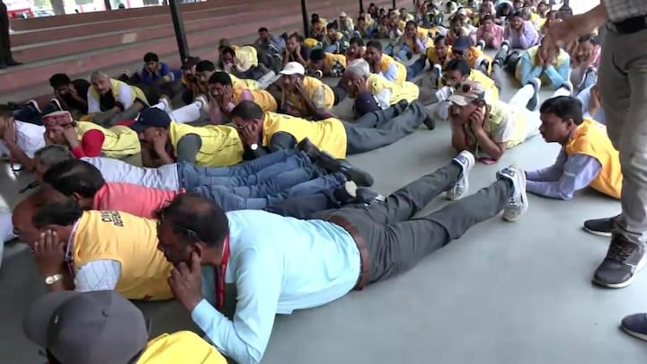 Uttar Pradesh Mock Drill: 19 जिलों में मॉक ड्रिल की A, B, C कैटिगरी क्या? सायरन बजे तो ये करें Representative Image