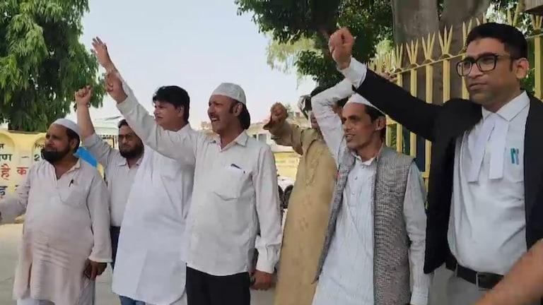 ऑपरेशन सिंदूर में तबाह हुए आतंकियों के 9 ठिकाने तो संभल के मुसलमानों का आया गजब का रिएक्शन Operation Sindoor news, Operation Sindoor update, Operation Sindoor flight cancellations, sambhal, sambhal news, Indian Air Force, Indian Armed forces