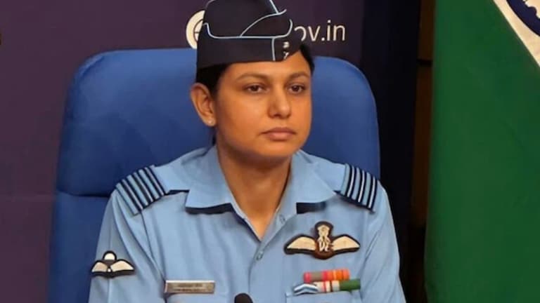 छत की पाइप से उतरती, बदतमीजी करने पर लड़के को पीटती... विंग कमांडर व्योमिका के ये किस्से सुने क्या? Story of Wing Commander Vyomika