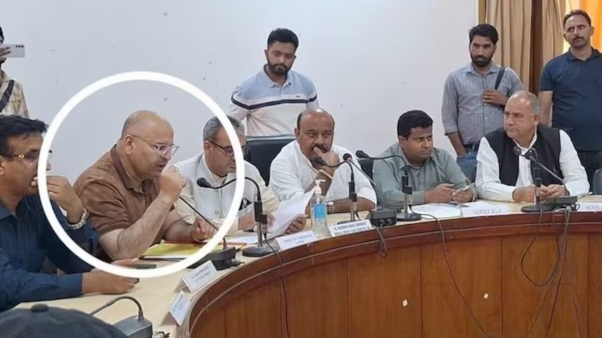 कौन हैं राजौरी के एडिशनल DDC डॉ राज कुमार थापा, जिनके रूम को पाकिस्तान ने बनाया निशाना और हुई मौत Dr. Raj Kumar Thapa, who is Dr. Raj Kumar Thapa, Raj Kumar Thapa news, india pak tension, pak firing, pak firing jk fficer killed, India, Pakistan, Ballistic Missiles, Airbase Attack, Pakistani Army, Explosions, Flights Suspended