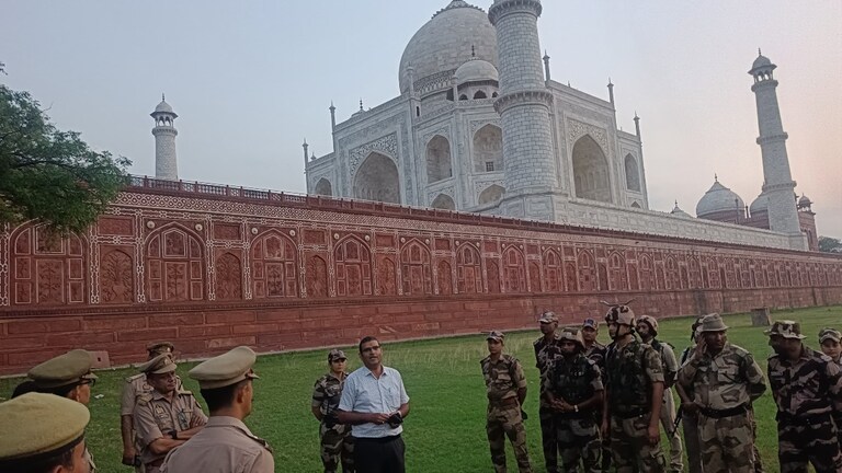 ताजमहल में अगर घुस जाएं आतंकी तो कैसे उनसे निपटा जाएगा? देखें वीडियो में Taj Mahal Mockdrill